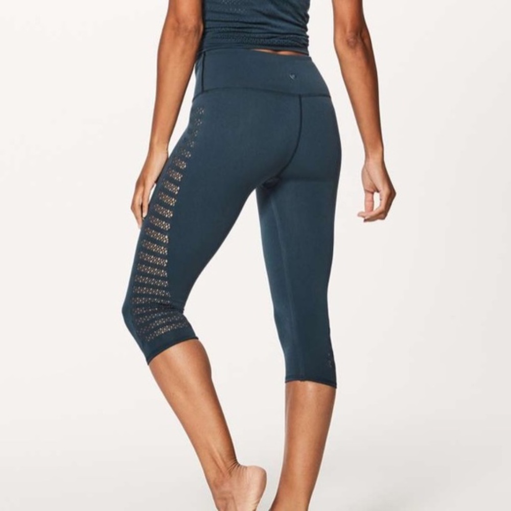 Lululemon Reveal Crop (Stripes 17") Color Submarine